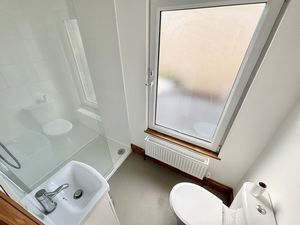 En-suite bedroom 3- click for photo gallery